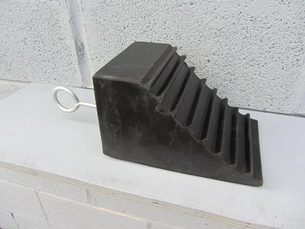 Restricted-Height Wheel Chock – 235 x 160 x 140 mm