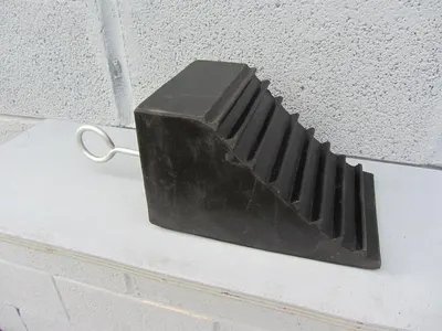 Restricted-Height Wheel Chock – 235 x 160 x 140 mm