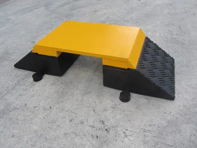Steel-Topped Extra Heavy-Duty Hose / Cable Ramp